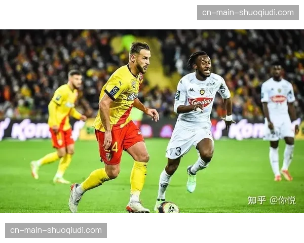 朗斯客场2-0完胜克莱蒙，稳固联赛前三席位